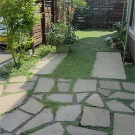 ヒメイワダレソウと自然石乱形石敷きの駐車場 ヒメイワダレソウと自然石乱形石敷きの駐車場