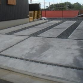 コンクリートと砂利を敷き詰めた車4台分駐車場 コンクリートと砂利を敷き詰めた車4台分駐車場