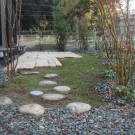 根府川石の飛び石とテラス 根府川石の飛び石とテラス