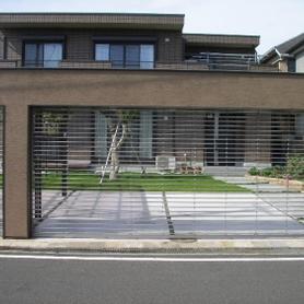 4台分駐車場にシャッターゲート 4台分駐車場にシャッターゲート