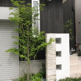 ガラスブロックに自然石ボーダー貼りの左官門柱 ガラスブロックに自然石ボーダー貼りの左官門柱