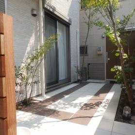 タイルテラスで庭に出やすく タイルテラスで庭に出やすく