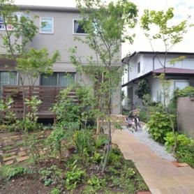 雑木と自然素材の庭 雑木と自然素材の庭