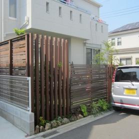 ウッド列柱とウッドフェンスで目隠し ウッド列柱とウッドフェンスで目隠し