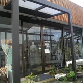 Gルーフで店舗玄関前で雨に濡れないように Gルーフで店舗玄関前で雨に濡れないように