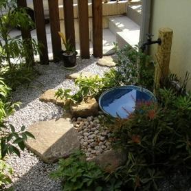 水栓柱周りをつくばい風に 水栓柱周りをつくばい風に