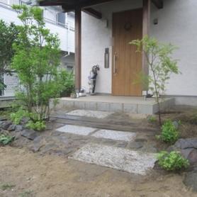 根府川石、御影石、枕木のアプローチ 根府川石、御影石、枕木のアプローチ