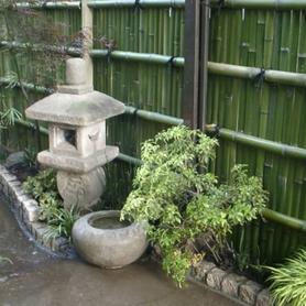 天然の建仁寺垣と織部の灯篭 天然の建仁寺垣と織部の灯篭