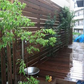 ウッドフェンスの目隠しとウッドデッキ ウッドフェンスの目隠しとウッドデッキ