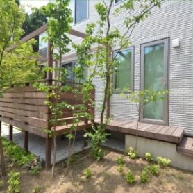 雑木に囲まれたウッドデッキ 雑木に囲まれたウッドデッキ