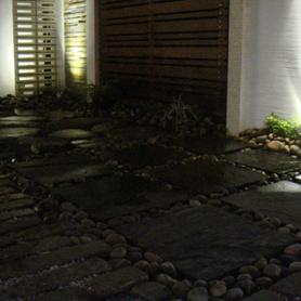 店舗庭をライトアップ 店舗庭をライトアップ