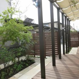 ココマとデッキと自然石テラス ココマとデッキと自然石テラス