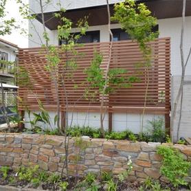 雑木とウッドフェンスで玄関目隠し 雑木とウッドフェンスで玄関目隠し