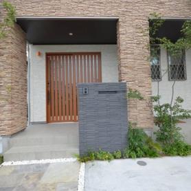 千陶彩(LIXIL)のボーダータイル貼りの和モダン門柱 千陶彩(LIXIL)のボーダータイル貼りの和モダン門柱