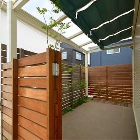 既存テラスに目隠しのウッドフェンスを追加 既存テラスに目隠しのウッドフェンスを追加