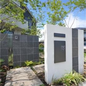 自然石使いのスタイリッシュな門周り 自然石使いのスタイリッシュな門周り