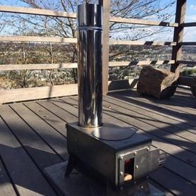 「俺のかまど」とウッドデッキ 「俺のかまど」とウッドデッキ