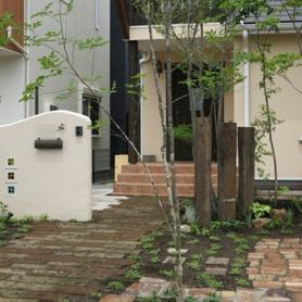 R形状の左官仕上げ門柱 R形状の左官仕上げ門柱