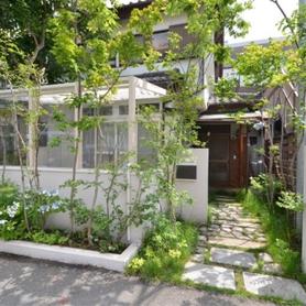 雑木と白ココマでおうちカフェのような庭に・・・ガーデンリフォームストーリー