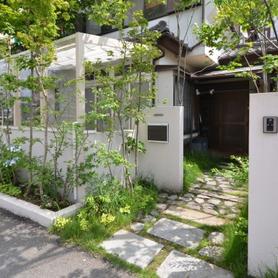 白基調の甘すぎないおうちカフェのような雑木の庭にガーデンリフォーム 白基調の甘すぎないおうちカフェのような雑木の庭にガーデンリフォーム