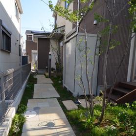 方形石敷きのナチュラルなアプローチ 方形石敷きのナチュラルなアプローチ