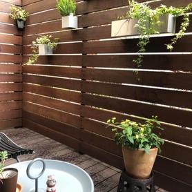 限られたスペースの有効活用全面ウッドに囲まれたガーデンリフォーム 限られたスペースの有効活用全面ウッドに囲まれたガーデンリフォーム