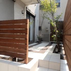 室内からフラットにつながるタイルテラスにガーデン工事 室内からフラットにつながるタイルテラスにガーデン工事