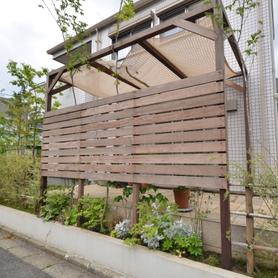 道路沿いを目隠しフェンス 道路沿いを目隠しフェンス