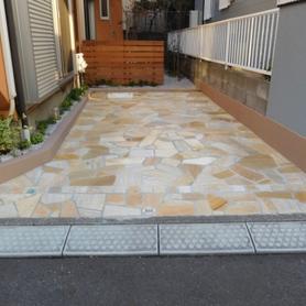 明るい印象の乱形石張りの駐車場 明るい印象の乱形石張りの駐車場