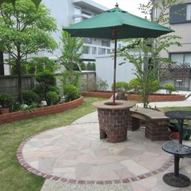 BBQテーブルとパラソル BBQテーブルとパラソル