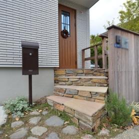 自然石貼りのらせん状ポーチ階段 自然石貼りのらせん状ポーチ階段