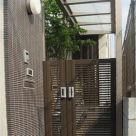 プラスGルーフで雨にも濡れないアプローチ プラスGルーフで雨にも濡れないアプローチ