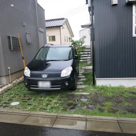 駐車場兼庭で、限られたスペースを活かして緑を取り込んだ敷地の有効活用。