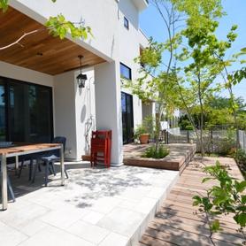 白基調なシンプルデザイン建物に経年変化による風合いのある素材を 白基調なシンプルデザイン建物に経年変化による風合いのある素材を