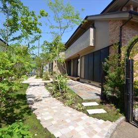 芝生のお手入れ解消に、タイルテラスと雑木の庭ガーデンリフォーム 芝生のお手入れ解消に、タイルテラスと雑木の庭ガーデンリフォーム