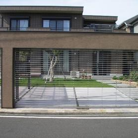 シャッターゲート連棟で4台分の駐車場 シャッターゲート連棟で4台分の駐車場