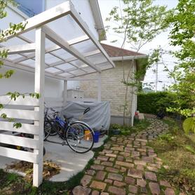 天然木材での自転車置き場の屋根囲い 天然木材での自転車置き場の屋根囲い