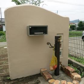 門柱裏に水栓を作る 門柱裏に水栓を作る