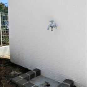 門袖に取り付けた水栓とピンコロ石水受け 門袖に取り付けた水栓とピンコロ石水受け