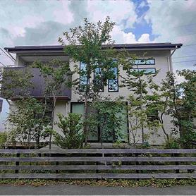 ハードウッド材で間仕切りフェンス ハードウッド材で間仕切りフェンス