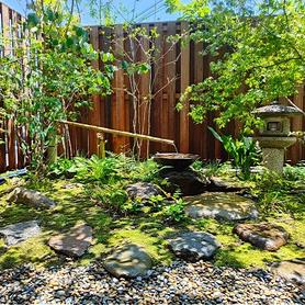 京町屋の坪庭のような。 京町屋の坪庭のような。