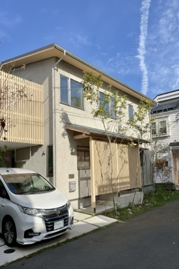 神奈川県茅ヶ崎市 自然素材の家の新築外構 法面仕上げで自然な景色に。 Y様