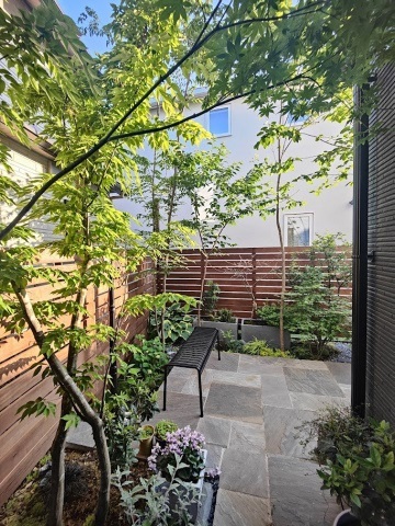 神奈川県横浜市 新築外構工事完工から半年後に訪ねてみると、庭づくりにハマってらっしゃいました! I様邸