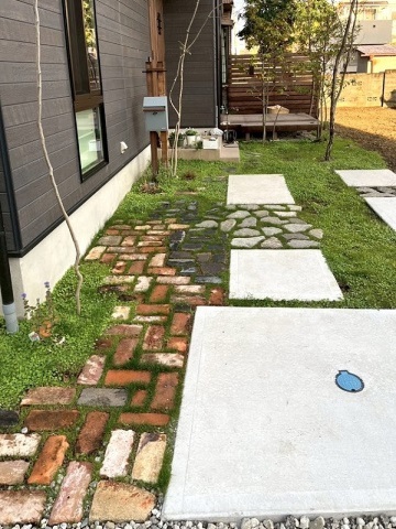 神奈川県小田原市 新築外構「駐車場兼庭」アンティークレンガと雑木の木々でつくる自然な景色 I様邸