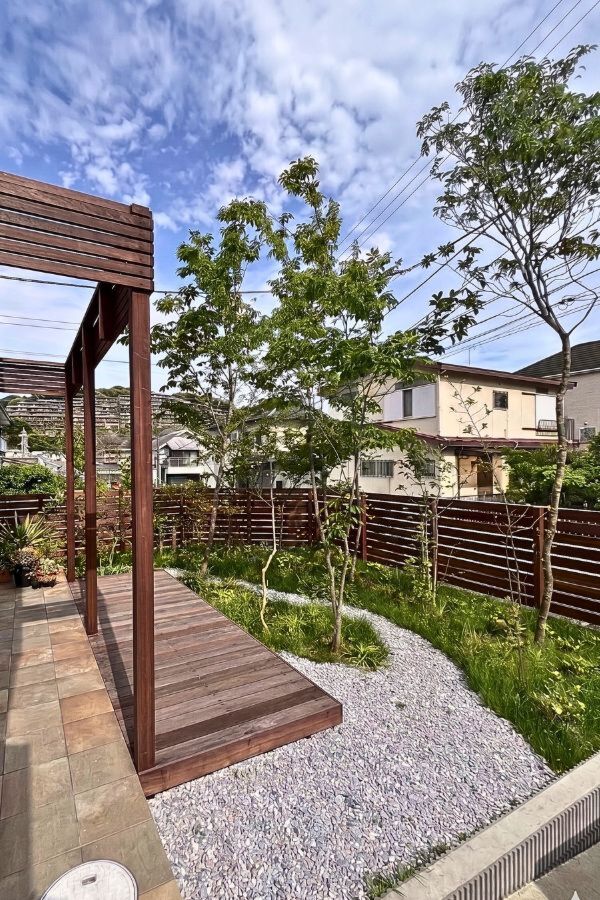 神奈川県鎌倉市 既存のタイルテラスをウッドデッキで延長!パーゴラ&ウッドフェンス、自然素材でガーデンリフォーム S様邸
