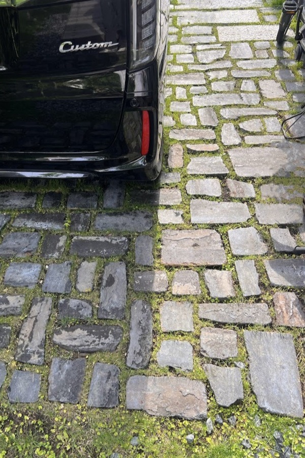 神奈川県逗子市 新築外構アンティークレンガ敷き駐車場兼庭のシンプルナチュラルデザイン W様邸