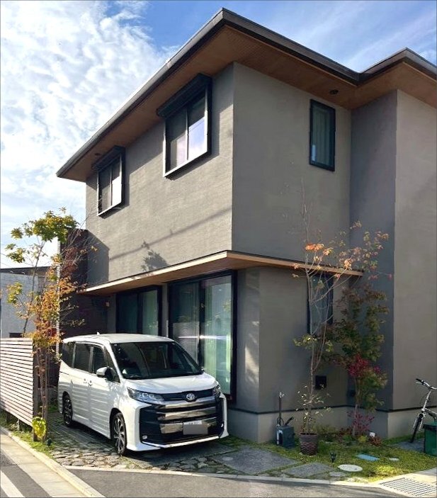 神奈川県平塚市 駐車場兼庭で敷地を有効活用して自然な雰囲気の新築外構 T様邸