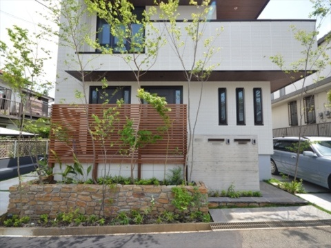 町田市 新築外構 杉板型枠本実加工RC門柱と自然素材の2世帯住居のエクステリア T様邸