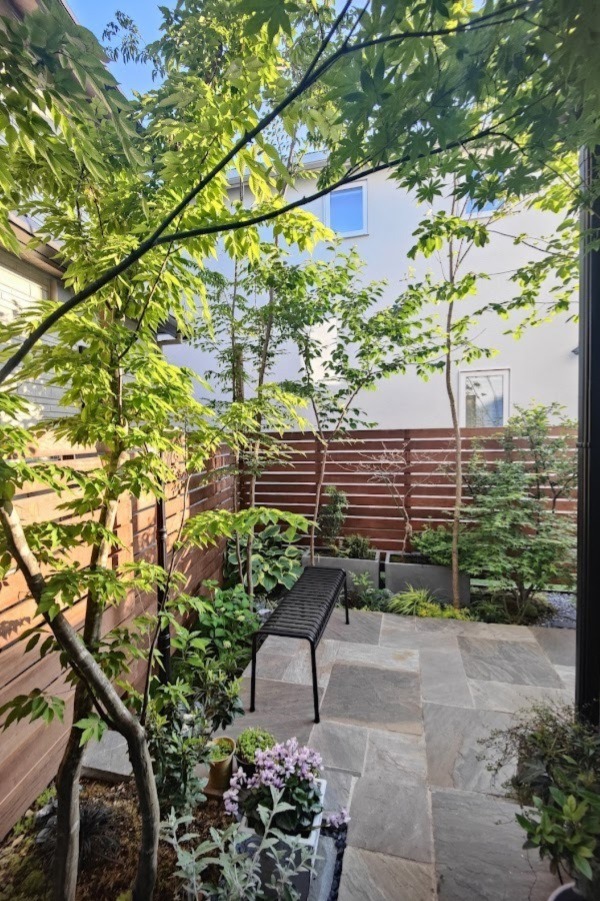 神奈川県横浜市 新築外構工事完工から半年後に訪ねてみると、庭づくりにハマってらっしゃいました! I様邸