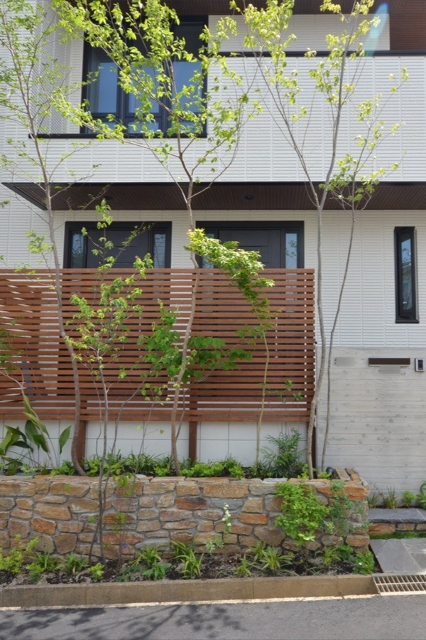 町田市 新築外構 杉板型枠本実加工RC門柱と自然素材の2世帯住居のエクステリア T様邸